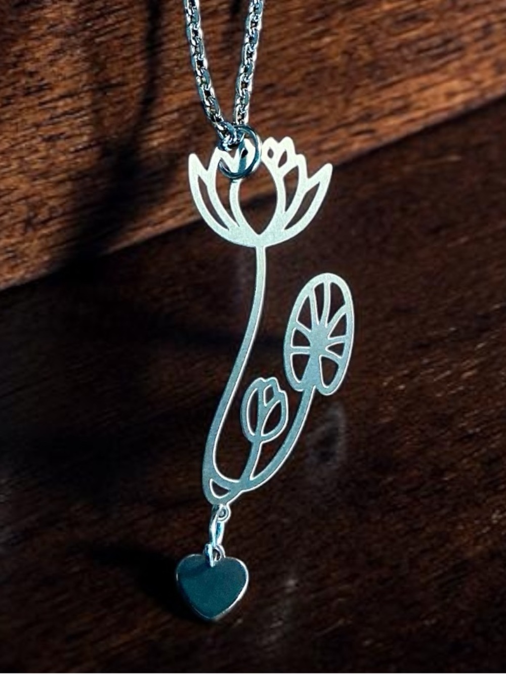 🆕 July Birth Flower WATERLILY Laser Etched Pendant Necklace